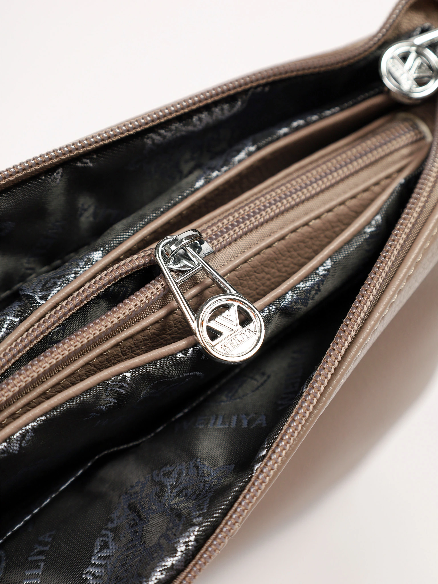 Сумка-кроссбоди с декоративным патчем в ассортименте